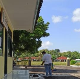 Perangkat Desa Ngawu Melakukan Penyemprotan Desinfektan di Kantor dan Ruang Pertemuan.